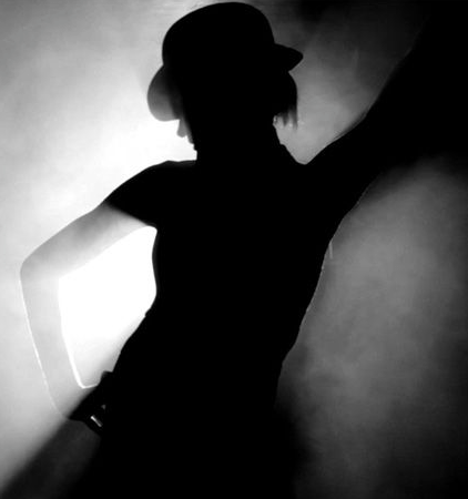 Parlez-Vous English? Watch Fránçois & The Atlas Mountains' 'City Kiss' Music Video!