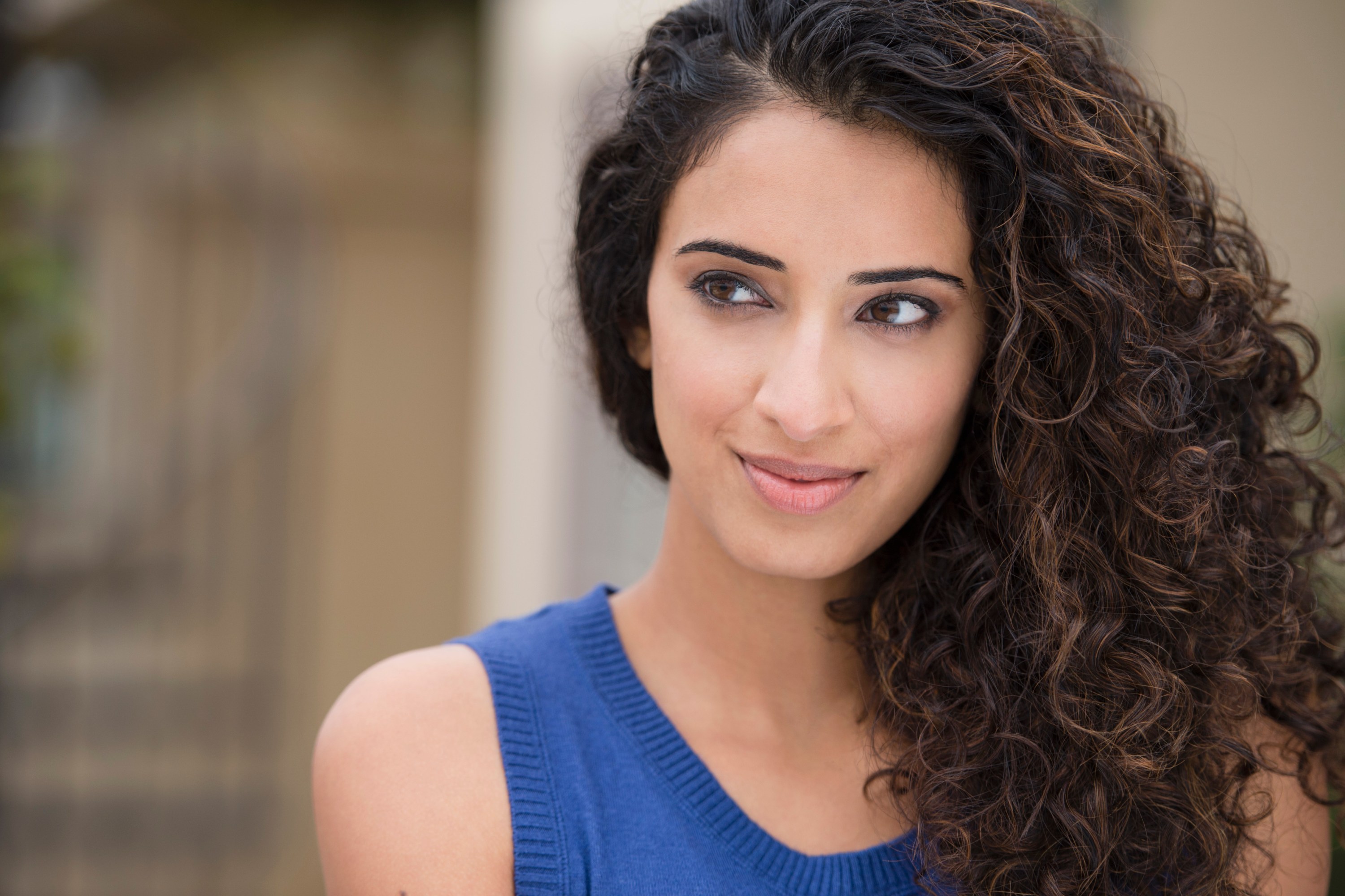 How to Style Curly Hair Without Frizz