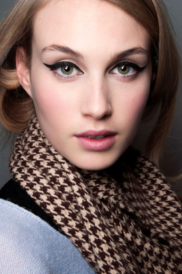 How to Create a Smokey Eye Makeup Look for Summer