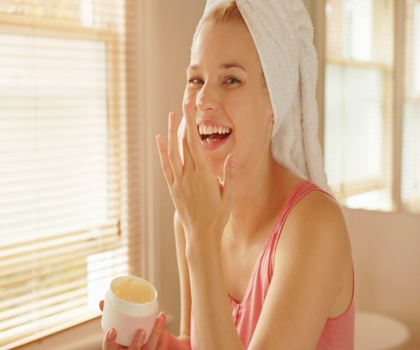 How To Handle Hair with Frizz and Flyaways During Winter