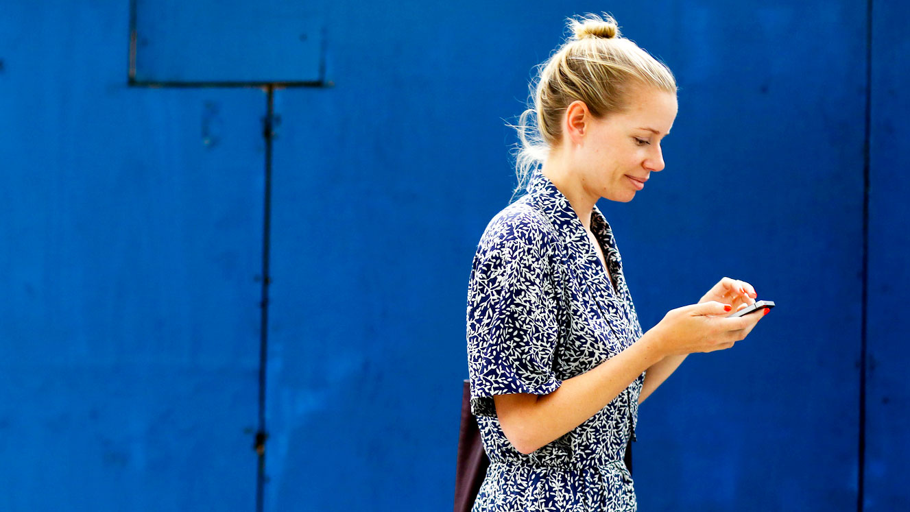 texting street style