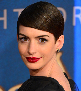 Get The Look: Anne Hathaway's Bold Lip "Les Miserables" Premiere