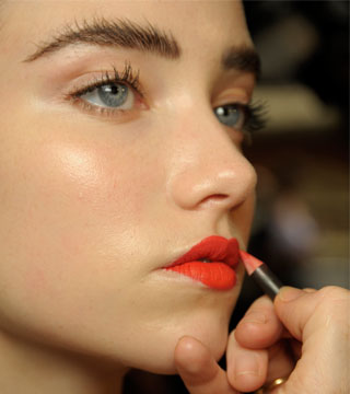 The Right Way To Use Lip Liner - Daily Makeover