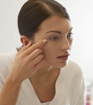 How Get Emily Blunt's Entire Golden Globes Hair and Makeup Look