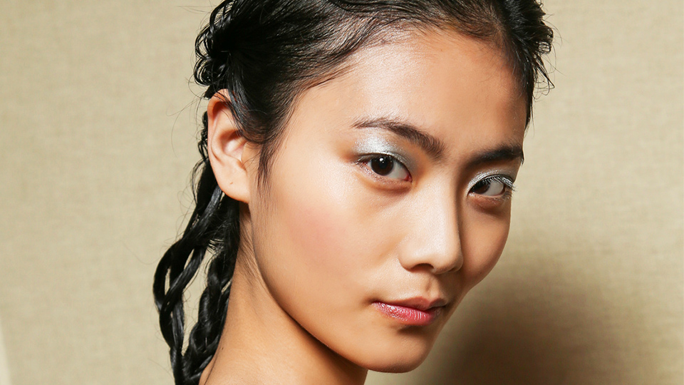 How To Make Dry Skin Look Dewy In the Winter