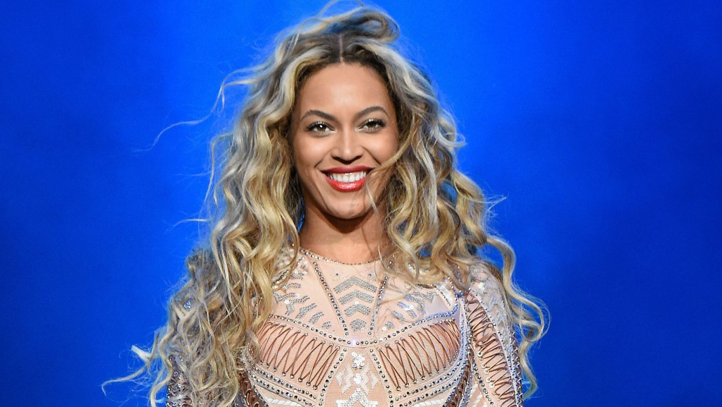 beyonce-cmas-social-media