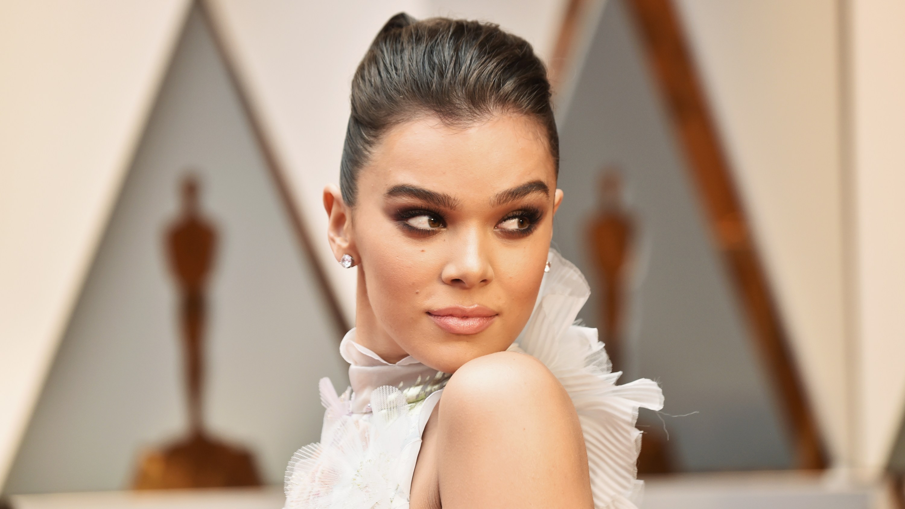 This Is How Hailee Steinfeld Stays Fit Traveling