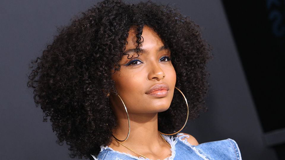 Yara Shahidi Uses Lipstick as Blush on Red Carpet