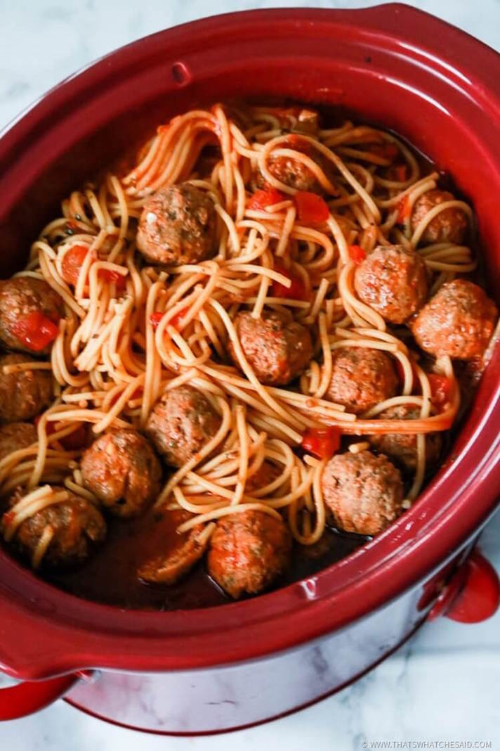 STYLECASTER | 17 Slow-Cooker Recipes to Whip Up During March Madness | Spaghetti and Meatballs