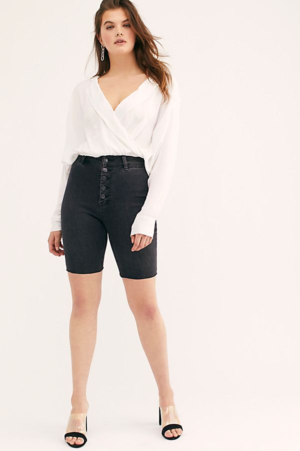 Knee-Length Denim Shorts Are The New Bike Short | STYLECASTER
