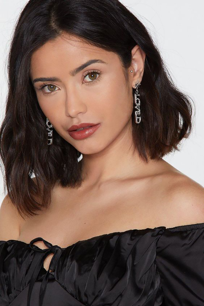 STYLECASTER | Word and Name Jewelry Is Having a Moment, Because Carrie Bradshaw Is a Forever Fashion Icon