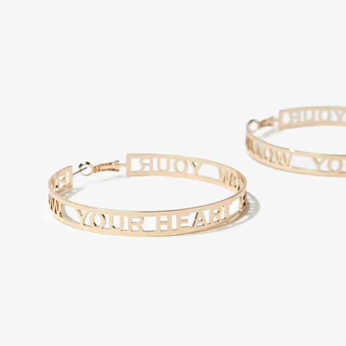 STYLECASTER | Word and Name Jewelry Is Having a Moment, Because Carrie Bradshaw Is a Forever Fashion Icon