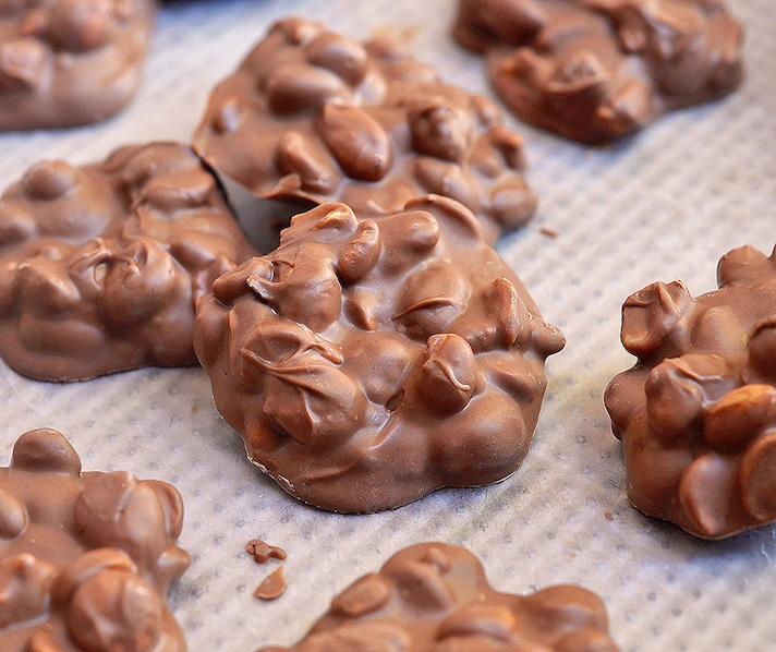 STYLECASTER | 17 Slow-Cooker Snacks That Really Speak To Your PMS Cravings | Peanut Clusters