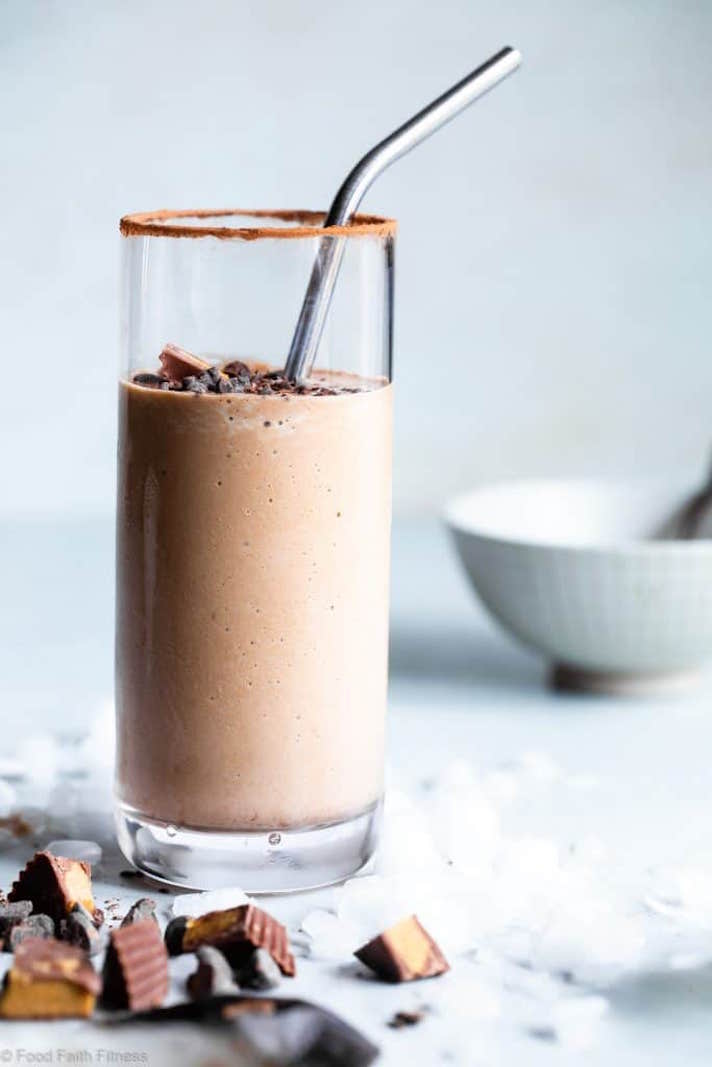 STYLECASTER | 17 High-Protein Vegan Smoothies That'll Keep You Going All Morning | Low-Carb Peanut Butter Smoothie