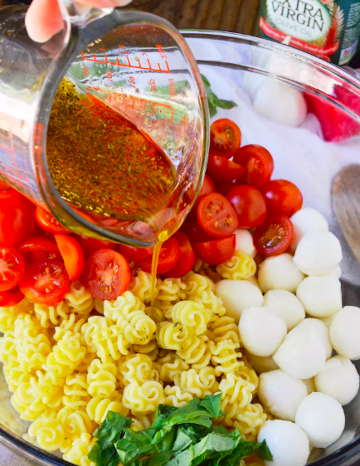 STYLECASTER | 17 Easy-to-Pack Picnic Recipes That Anyone Can Make | Caprese Pasta Salad