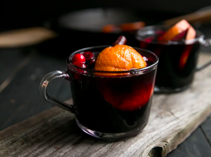 STYLECASTER | 15 Big-Batch Holiday Cocktails You Can Make With Boxed Wine | Spiced Mulled Wine With Blackberries