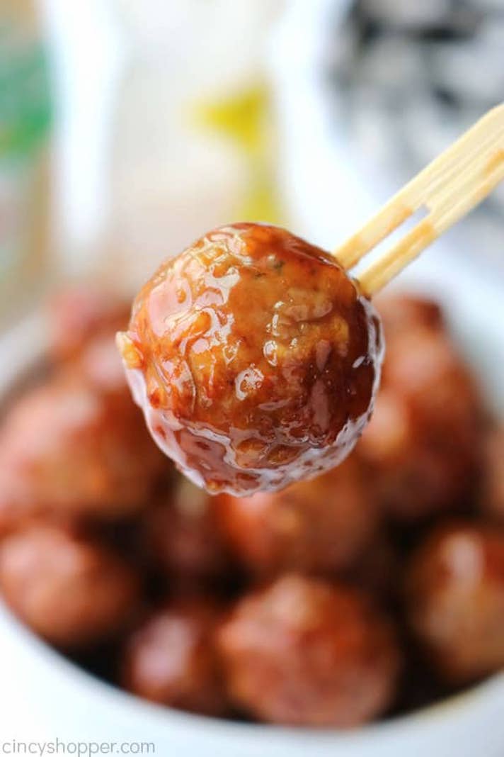 STYLECASTER | New Year's Eve Recipes You Can Make in a Slow-Cooker | Honey-Garlic Meatballs