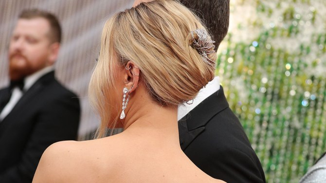 2020-oscars-scarlett-johansson-hair-accessory