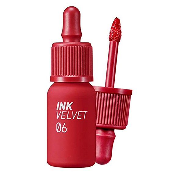 STYLECASTER | Selena Gomez 'Selena + Chef' Outfits