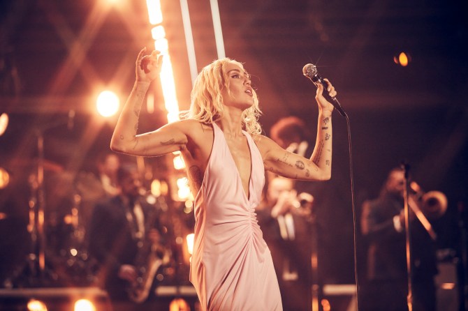 Miley Cyrus Muddy Feet