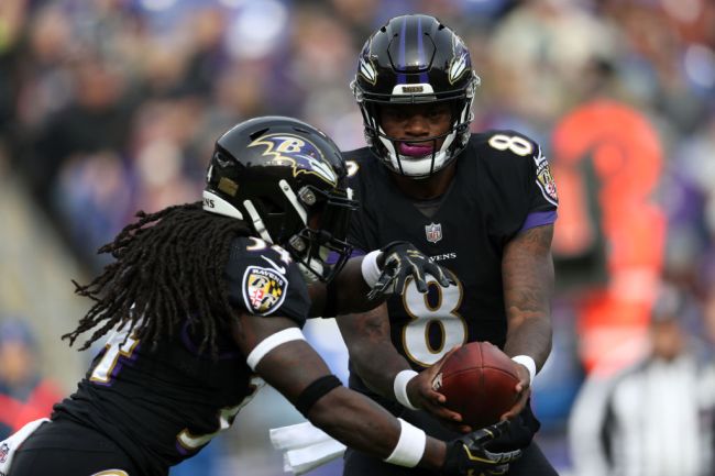 Quarterback Lamar Jackson #8 of the Baltimore Ravens hands the ball off to running back Alex Collins #34 in the first quarter against the Cincinnati Bengals at M&T Bank Stadium on November 18, 2018 in Baltimore, Maryland.