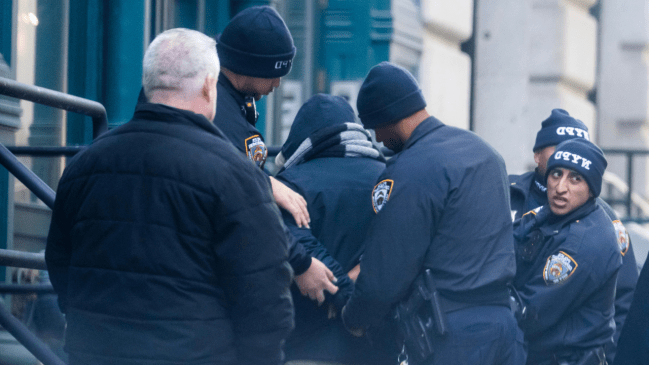 Man arrested outside Taylor Swift's house