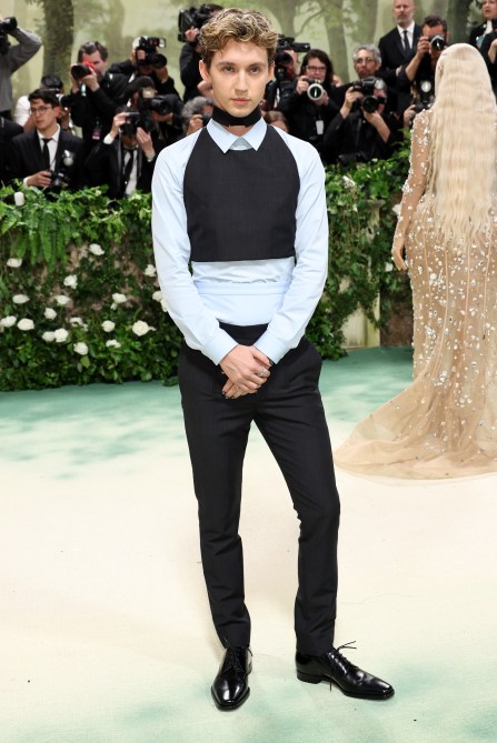 Troye Sivan attends The 2024 Met Gala Celebrating "Sleeping Beauties: Reawakening Fashion" at The Metropolitan Museum of Art on May 06, 2024 in New York City.
