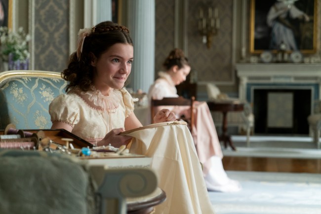 BRIDGERTON (L to R) FLORENCE HUNT as HYACINTH BRIDGERTON and RUBY STOKES as FRANCESCA BRIDGERTON in episode 101 of BRIDGERTON Cr. LIAM DANIEL/NETFLIX © 2020