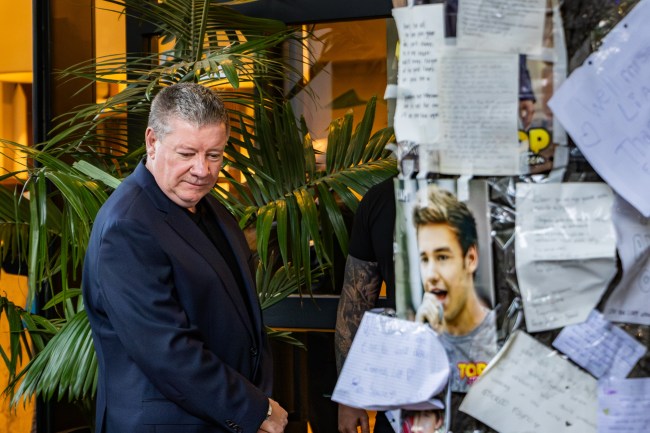 Liam Payne's father walks around the altar erected in tribute to his son. On the right, a picture of the singer is seen stuck to the tree on the sidewalk of the hotel along with letters and condolences written by fans. Geoff Payne, Liam's father, arrives at the Casa Sur hotel in the Palermo neighborhood where his son died, after having been at the morgue to identify the body. Fans set up an altar at the door of the hotel where the young 31-year-old musician was staying to pay tribute to him.