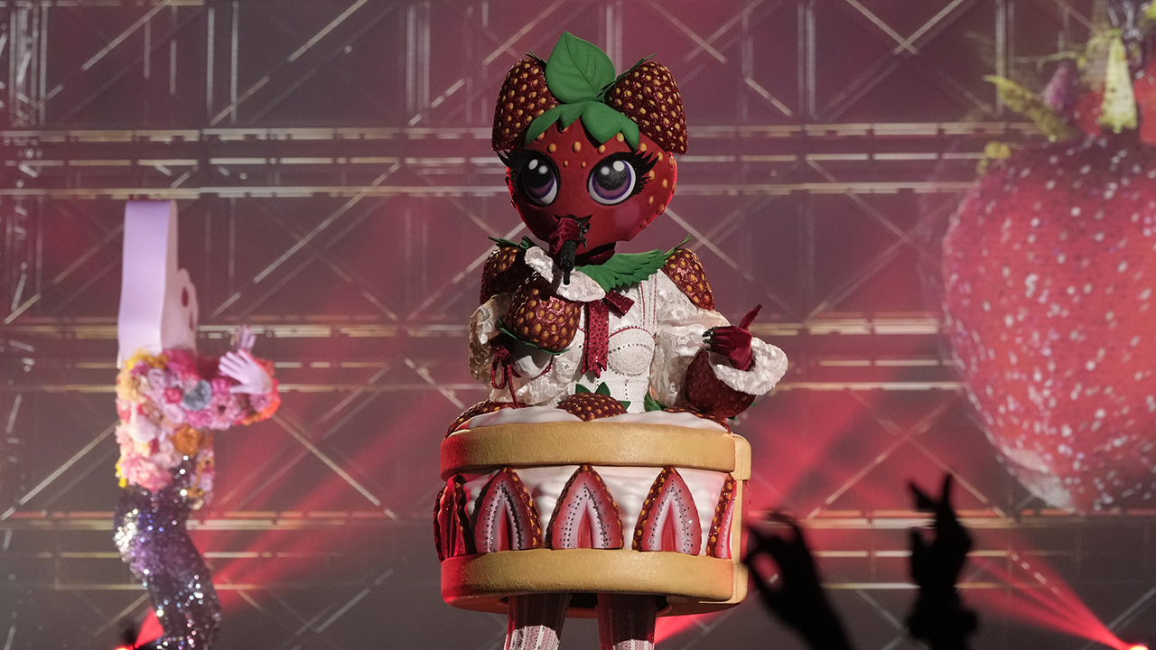 THE MASKED SINGER: Strawberry Shortcake in the “Miley Cyrus Night” episode of THE MASKED SINGER airing Wednesday, Nov. 20 (8:00-9:02 PM ET/PT) on FOX. CR: Michael Becker. ©2024 FOX Media LLC.