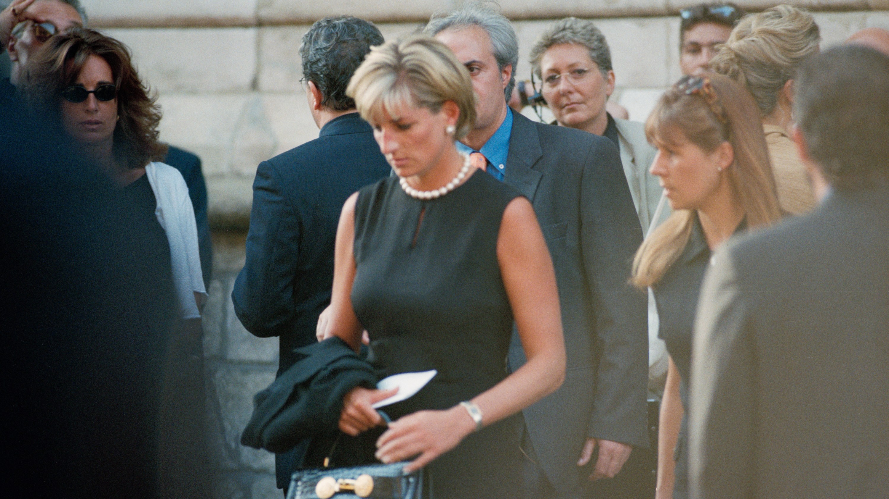 Lady Diana, Princess of Wales, attends the last tribute to Italian fashion designer Gianni Versace at Milan Cathedral (Duomo di Milano). | Location: Milan Italy.