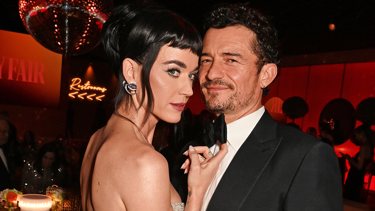 BEVERLY HILLS, CALIFORNIA - MARCH 02: EXCLUSIVE ACCESS Katy Perry and Orlando Bloom attend the 2025 Vanity Fair Oscar Party Hosted By Radhika Jones at Wallis Annenberg Center for the Performing Arts on March 02, 2025 in Beverly Hills, California.