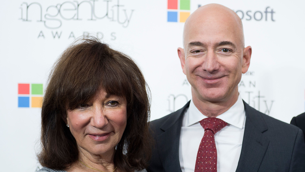 Amazon CEO Jeff Bezos poses on the red carpet with his parents Mike and Jackie, for the Smithsonian Magazine's 2016 American Ingenuity Awards, honoring groundbreaking individuals in several categories, at the National Portrait Gallery on December 8, 2016 in Washington, DC. - Amazon CEO Jeff Bezos received the Technology award for  his historic achievement in aviation and space exploration.